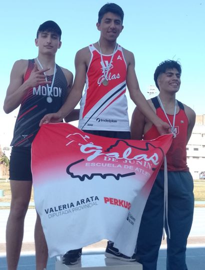 El juninense Mateo Uriel Rossi (centro) ganó en la prueba de salto triple.