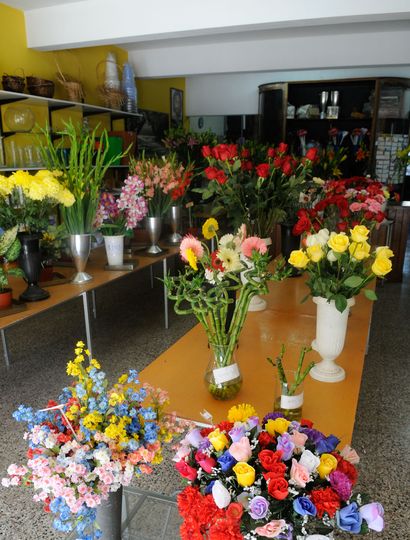 Destacan que los jóvenes también regalan flores.