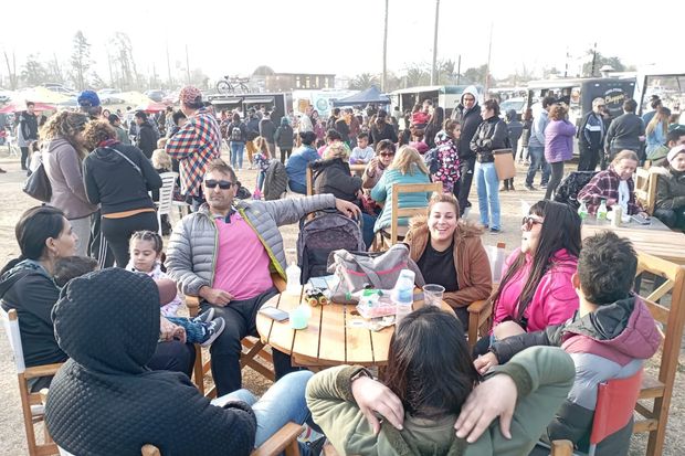 Muchos vecinos disfrutaron de una feria gastronómica