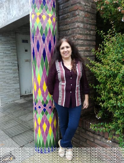 Todo es arte en el mundo de Rosana Guardia, como se ve en la decoración del poste que está en la puerta de su casa.