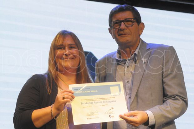 Con un acto protocolar, se realizó la entrega de diplomas a 100 nuevos productores de seguros