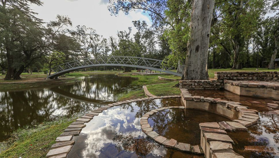 Obra de restauración en el sector del lago artificial del Parque Gral