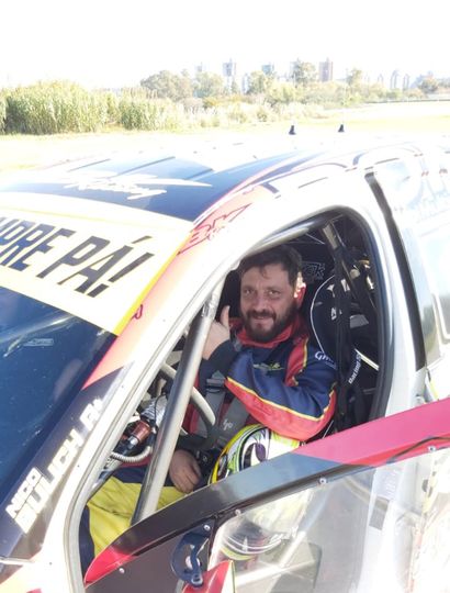 El piloto juninense con el Toyota que tiene escrito ¡