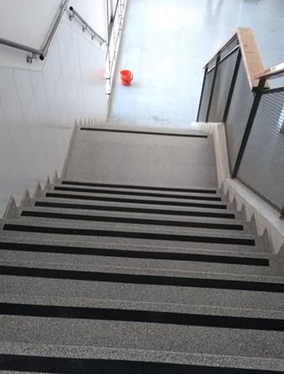 Bandas de goma en las escaleras de la Secundaria N° 3.