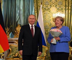 Entre las sonrisas y el adiós tras 16 años, Merkel le tiró una “papa caliente” a Putin