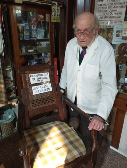 Rodolfo Álvarez Ríos todavía conserva el sillón con el que empezó en el oficio de peluquero, en 1941.