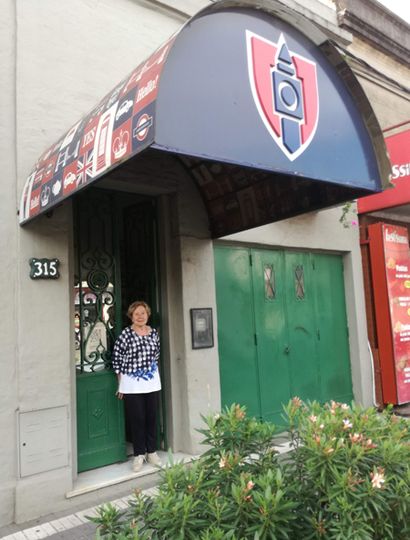 Martha Petraglia en la puerta del Colegio Boston, la academia que fundó y hoy es una de las más tradicionales de Junín.