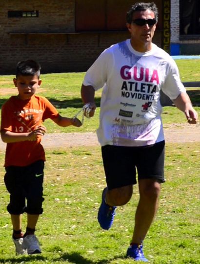 Mateo participará hoy junto a su guía, Walter Nuozzi.