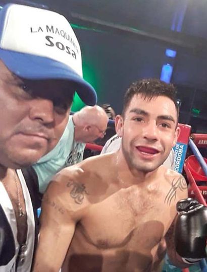 Andrés Sosa sumó otro triunfo categórico y posa junto a su entrenador, Luis “Cuty” Barrera.