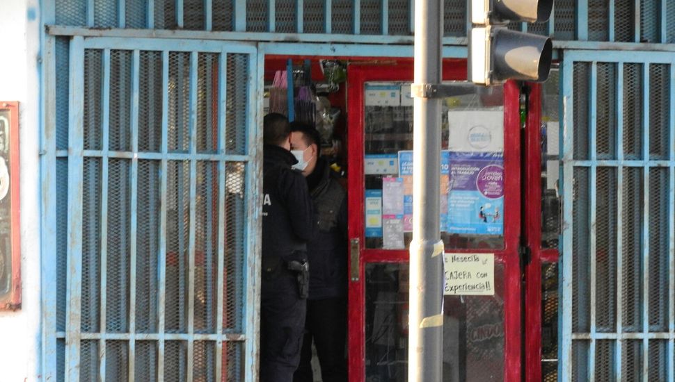 Efectivos policiales registraron cada supermercado.