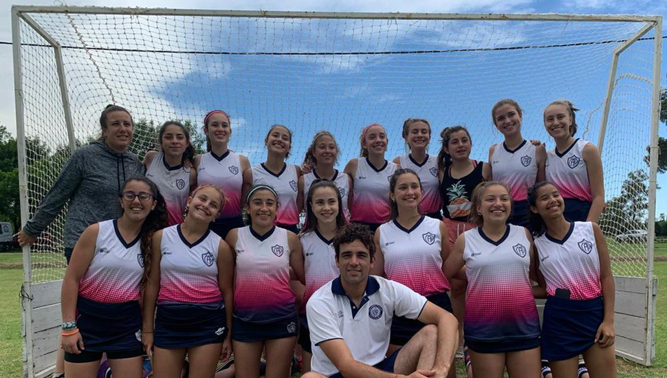 Los profesores Sabrina Calvo Balesio y Bruno Dante Di Nucci con el plantel de sexta división (Sub-18) de Pintense, que disputó la final frente a Ben Hur de Rufino