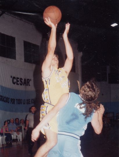 Juan Manuel Berestein se eleva ante Mario Caporaletti buscando el doble.