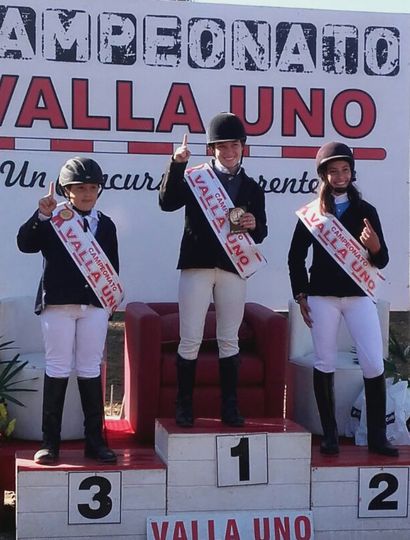 Valentín San Vitale y Brisa Bimbi en el podio de 0,70 metros menores del Valla Uno.