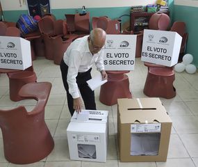 Reñido escrutinio entre el presidente Noboa y la 'correísta' Luisa González