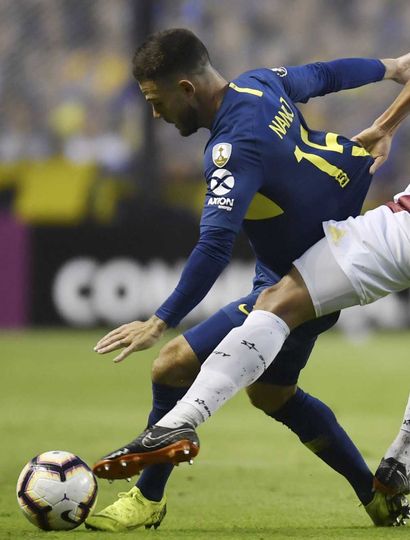 Nahitan Nández lucha con un jugador de Deportes Tolima. Boca goleó a los colombianos en “La Bombonera”.