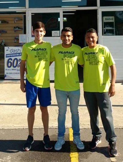 Marcelo Frías, Maximuz Linares y Leonardo Frías, con la remera oficial de la competencia.