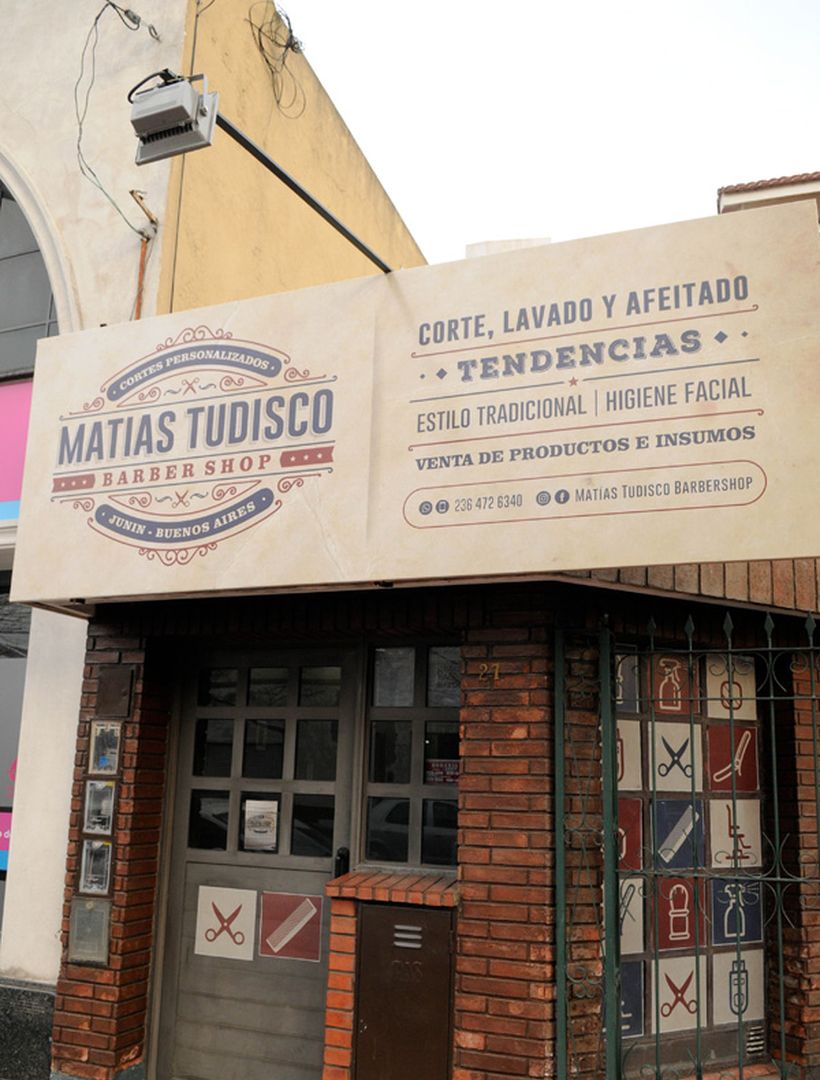 El hombre se corta la barba en la barbería.