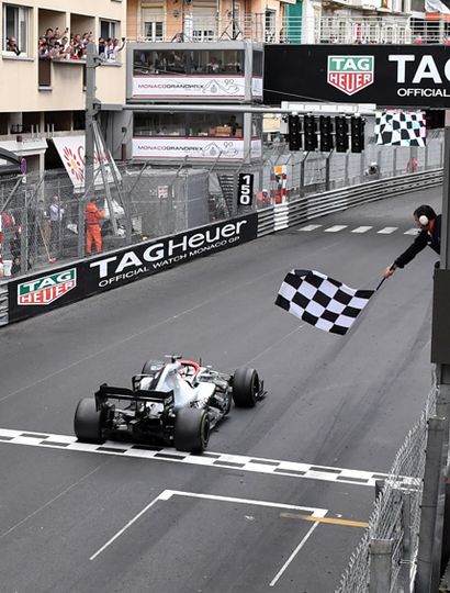 Hamilton cruza su cuarta bandera a cuadros del año en primer lugar.