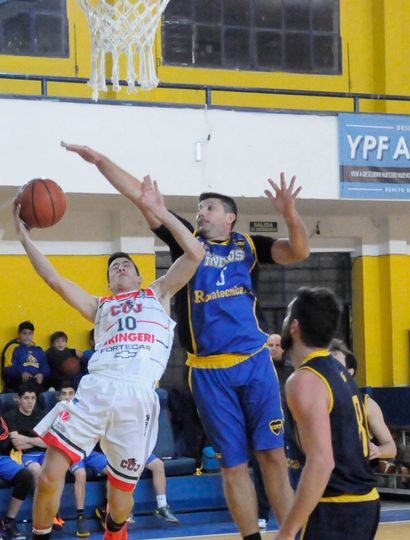 Pasaje del partido que el único líder, Los Indios, le ganó anteanoche a Ciclista, 73 a 52.