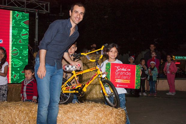 El intendente Pablo Petrecca entregó regalos.