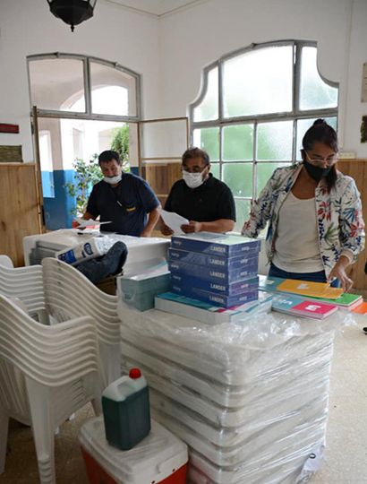 Mobiliario y equipos arribados a Región, para el Colegio Industrial.