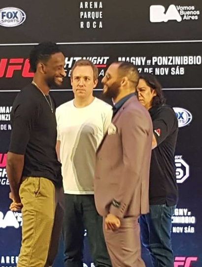 Santiago Ponzinibbio (derecha) y Neil Magny se vieron las caras en el pesaje de ayer.