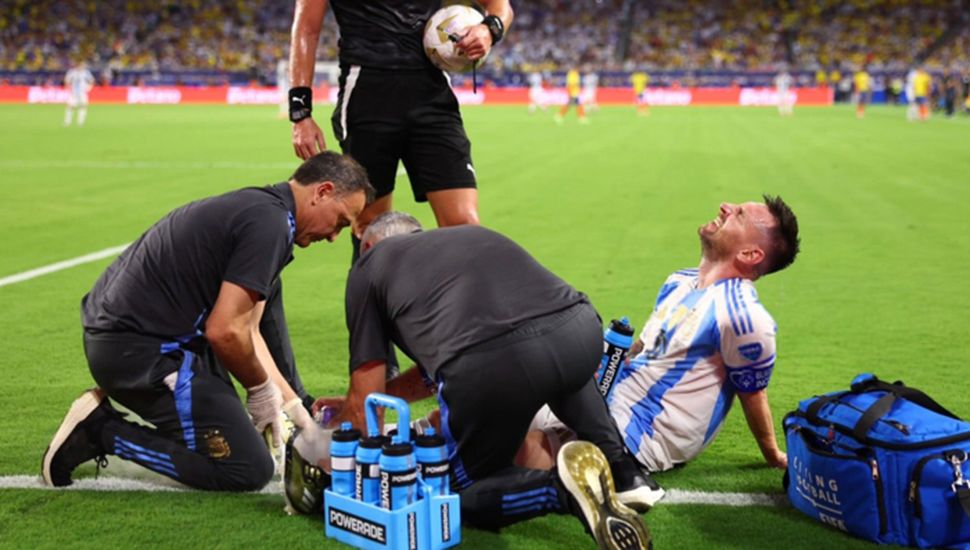 Lionel Messi sufrió una lesión ligamentaria en su tobillo derecho • Diario  Democracia
