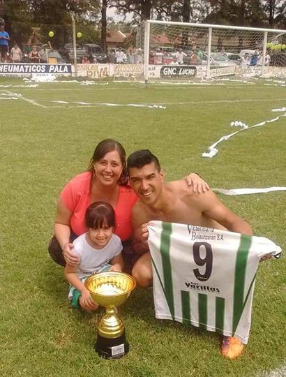 El goleador juninense Germán Casco festeja el título junto a su familia.