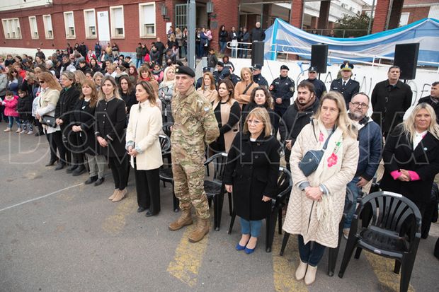 Emotivo acto de promesa a la bandera argentina