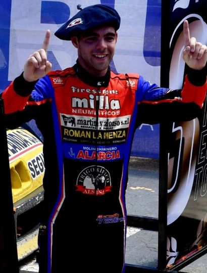 Germán Todino festeja la pole position que logró con Ford, ayer en San Juan.