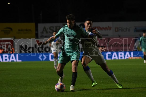 Sarmiento empató con Vélez Sarsfield y volvió a sumar