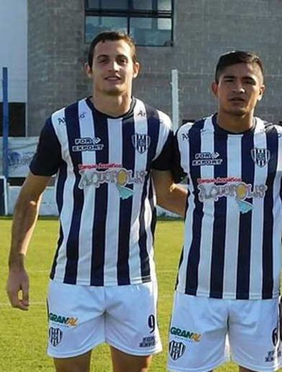 Gianfranco Ottaviani (izquierda), autor de uno de los goles de El Linqueño, y Matías Gómez, otro buen valor del C.A.E.L.