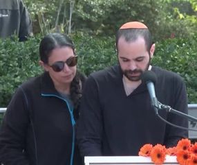 El corazón y el alma rotos: el último adiós a la familia Bibas