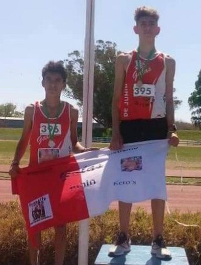 Uriel Muñoz (izquierda) y Bruno Tridone en el podio de Córdoba, tras la carrera en la que brillaron los atletas de “Galas de Junín”.