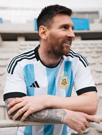 La Selección argentina presentó su nueva camiseta, con Messi como emblema