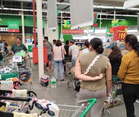 Supermercados colmados de consumidores