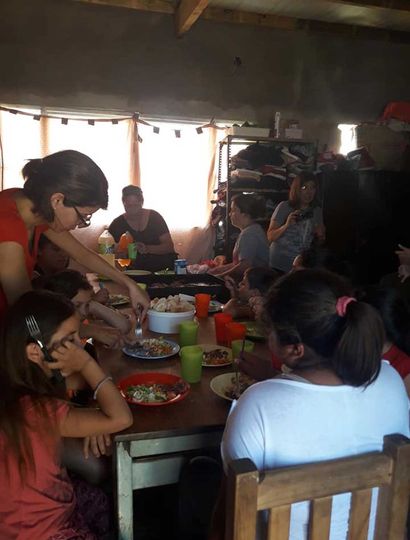 En Los Pekes, los chicos tienen merienda y cena en distintos días.