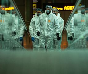 España suma nuevos casos y confina a 300.000 personas