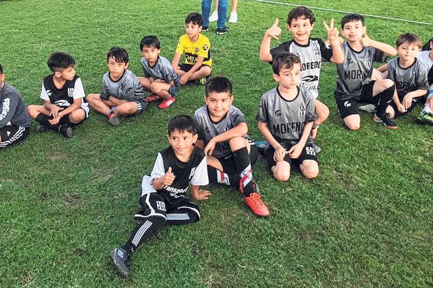 En cancha de Mariano Moreno se realizó el último encuentro de fútbol  infantil del año • Diario Democracia
