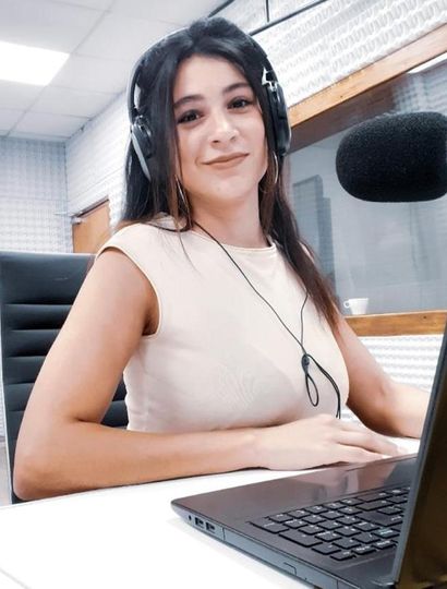 Belén Durán Oliva trabajando en uno de los medios de prensa en los que se desempeña actualmente.