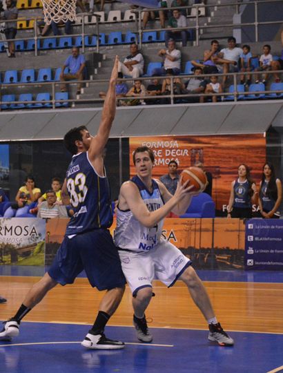 Matías Bortolín ante Tayavek Gallizzi, el viernes en Formosa.