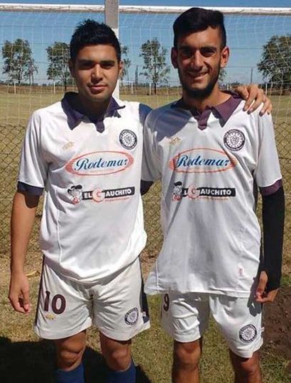 Nicolás Ariel Martínez (derecha) y Sebastián Pajón, autores de los goles del triunfo de Pintense ante Juventud de Lincoln.