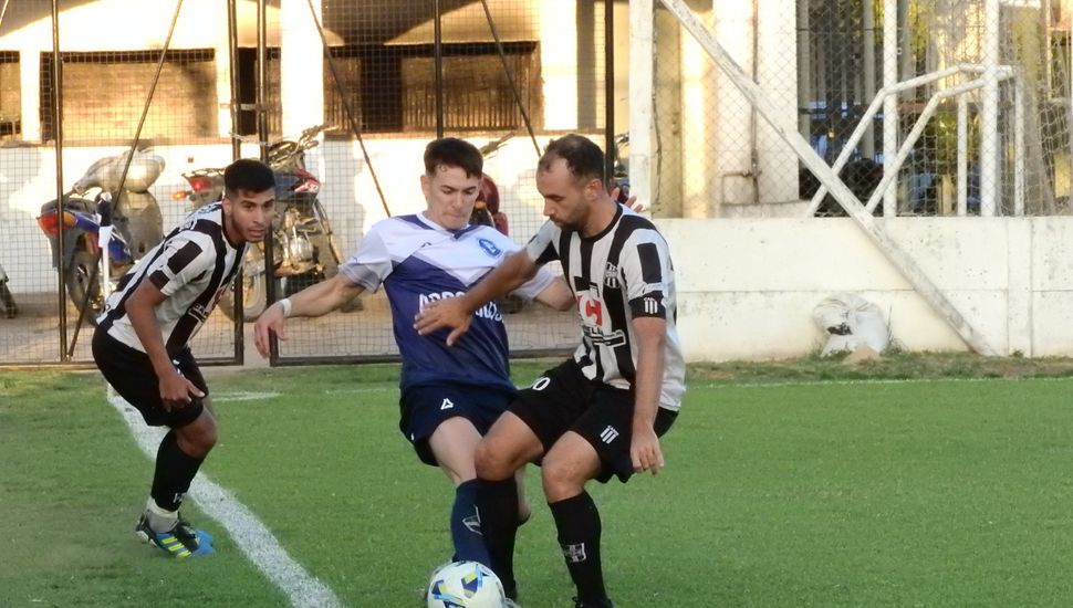 Emmanuel Sicuelo intenta maniobrar, frente a la marca de Tomás Morales.