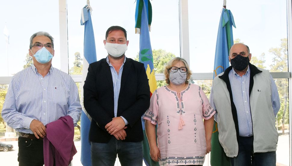 El Intendente y los profesionales que recibieron el premio.