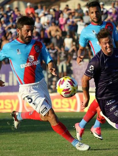 Emiliano Papa, de Arsenal, en el duelo de ayer ante Dálmine.