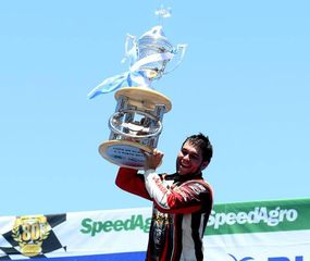 Aguirre levantó la copa en el TC Pista