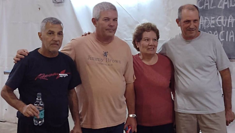 Los ganadores del torneo, Oscar Cañete y Leonilda Maldonado, flanqueados por quienes fueron subcampeones, Néstor Di Pierro y José Luis Zubizarreta.