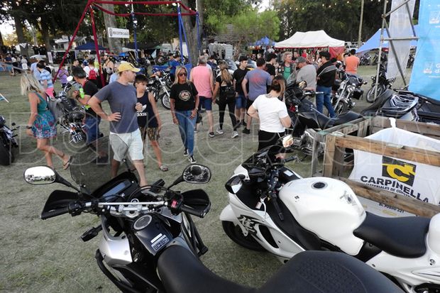 Mucho público en el inicio de Actitud Rock and Bike