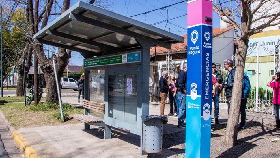 Tareas de mantenimiento en las paradas de colectivos • Diario Democracia