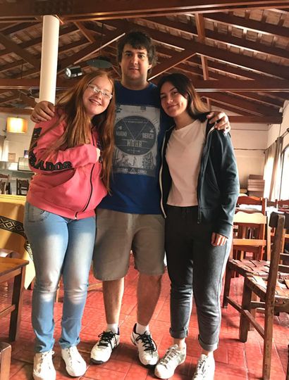 Las alumnas Sofía Fernández y Catalina Paget junto al profesor Roque Galeazzi.